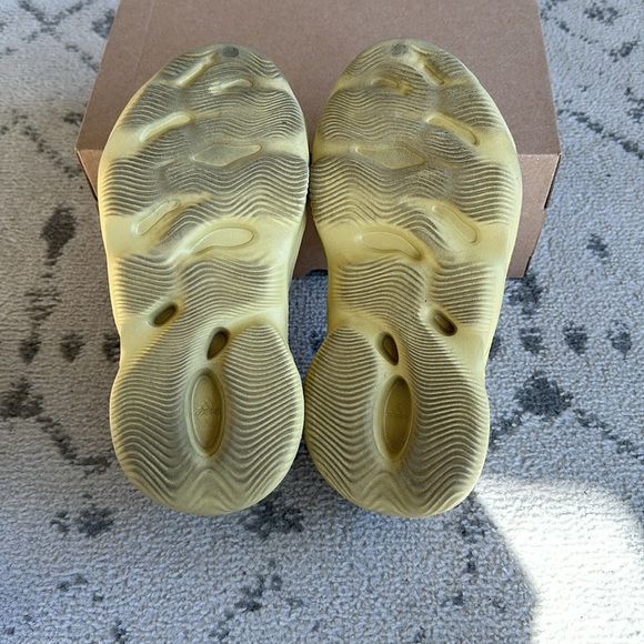 adidas Yeezy Foam RNNR - Picture 7 of 10